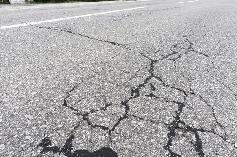 道路のひび割れの原因とは？